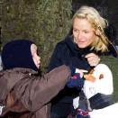 Kronprinsesse Mette-Marit og Prins Sverre Magnus bygger snømann (Foto: Heiko Junge, Scanpix)